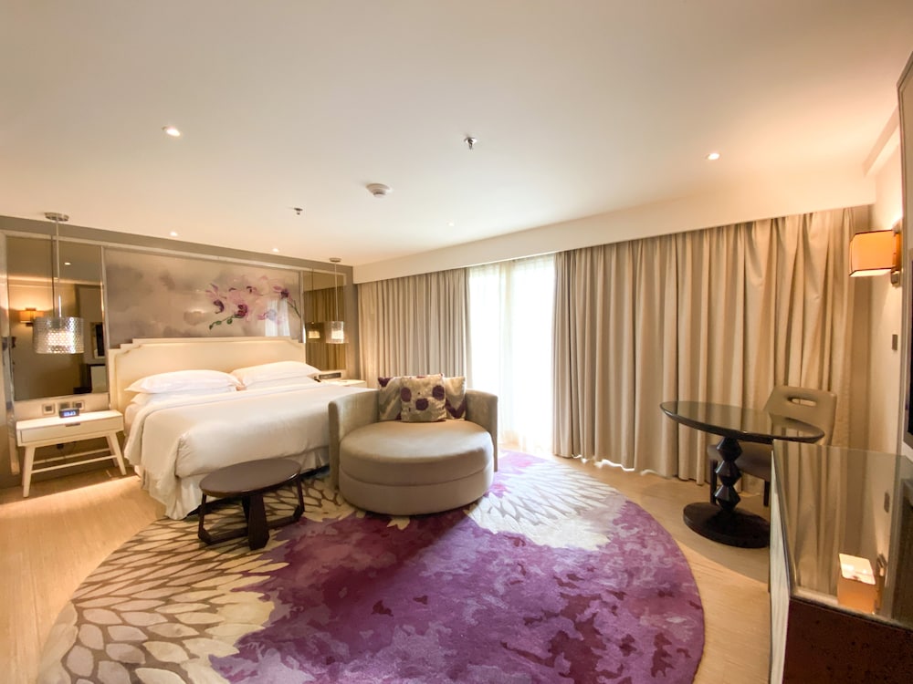 Club Room, 1 King Bed, Balcony, Tower photo 2