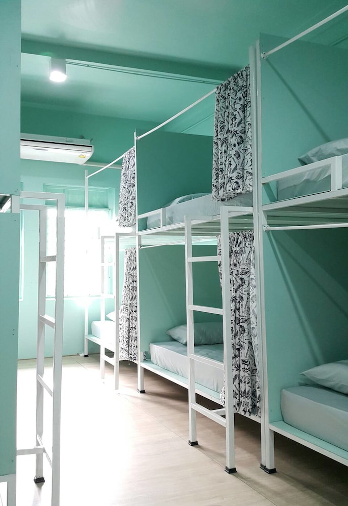 10-Bed Female Dormitory with Shared Bathroom photo 2