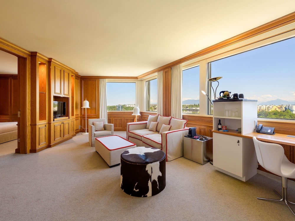 Junior Suite, 1 King Bed thumbnail 6