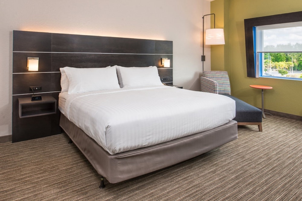 Standard Room, 1 King Bed, Accessible (Accessible Tub) - Photo 6