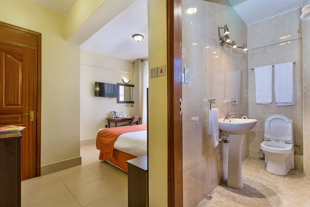 Family Double Room, 2 Queen Beds, Balcony, Pool View photo 2