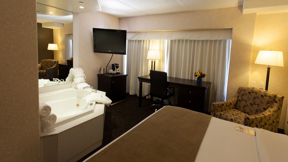 Deluxe Room, 1 King Bed, City View - Photo 1