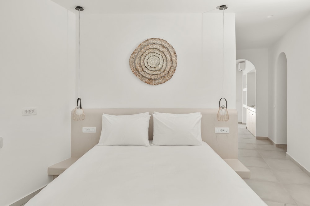 Honeymoon suite with private pool, interior hot tub & Sea View - Photo 1