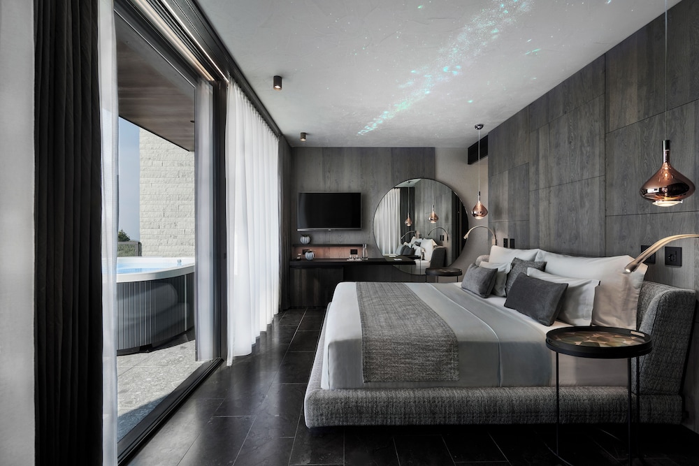 Deluxe Penthouse, Private Pool, Lake View photo 3
