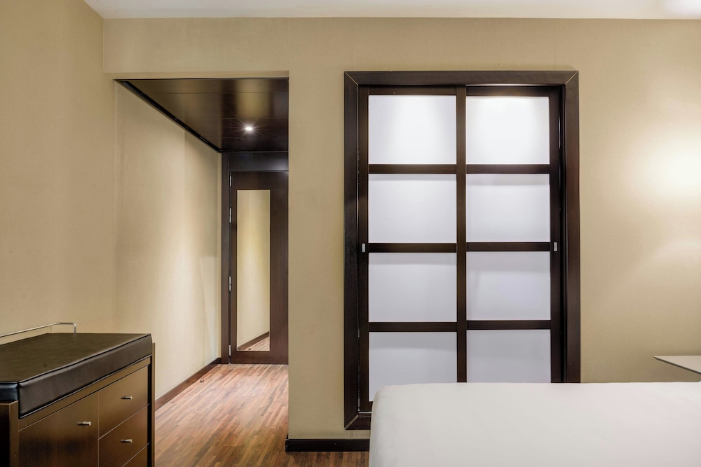 Junior Suite, 1 King Bed thumbnail 5