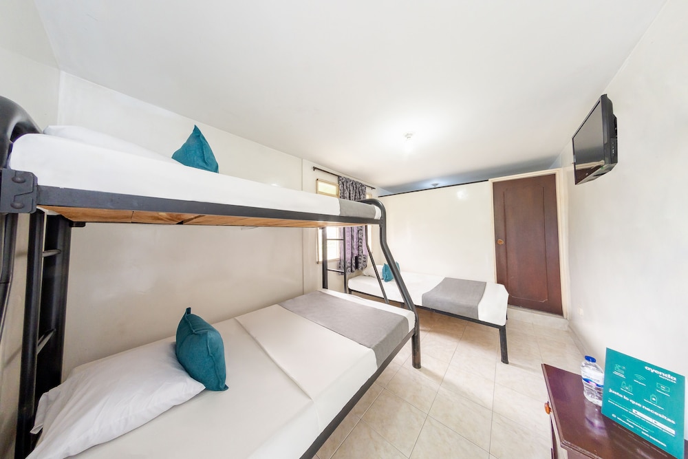 Economy Triple Room photo 2