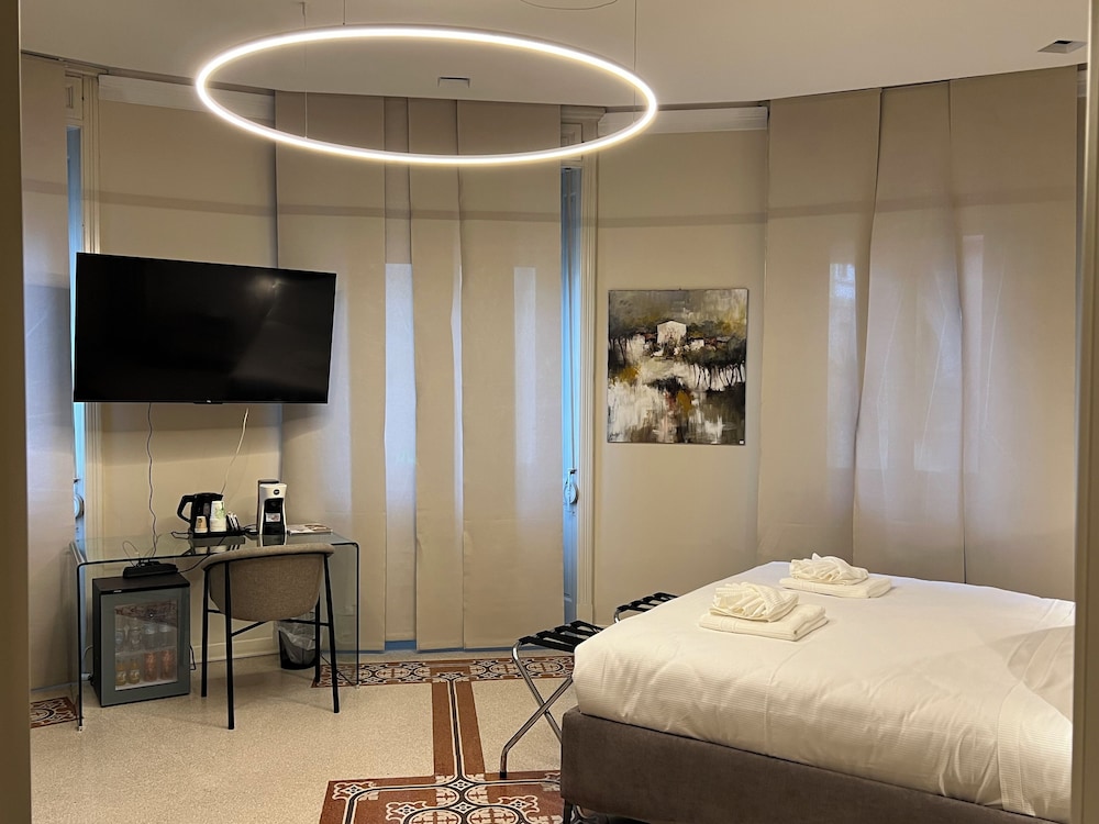 Comfort Studio Suite, 1 King Bed, City View photo 2