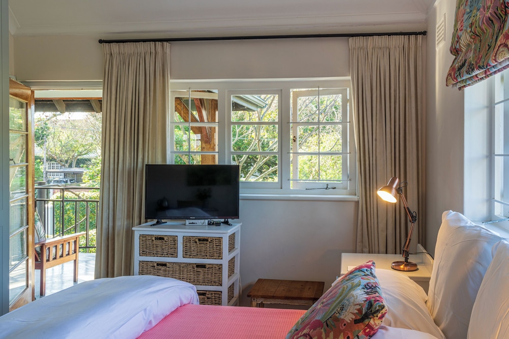 Upstairs room with covered verandah photo 3
