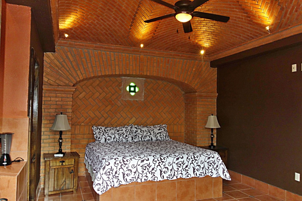 Traditional Studio Suite, 1 King Bed, Fireplace, Courtyard Area photo 1