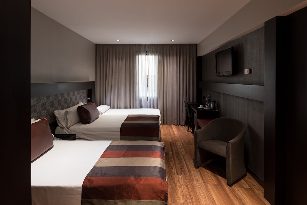 Triple Room (2 adults and 1 child) photo 3