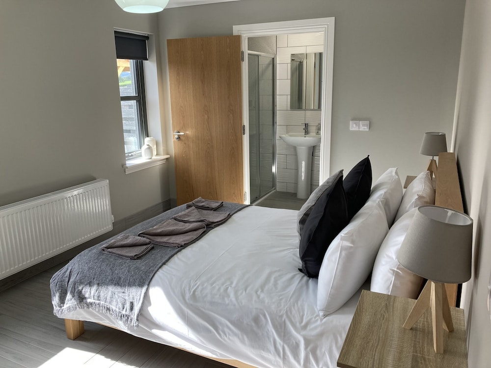 House 8 photo 2