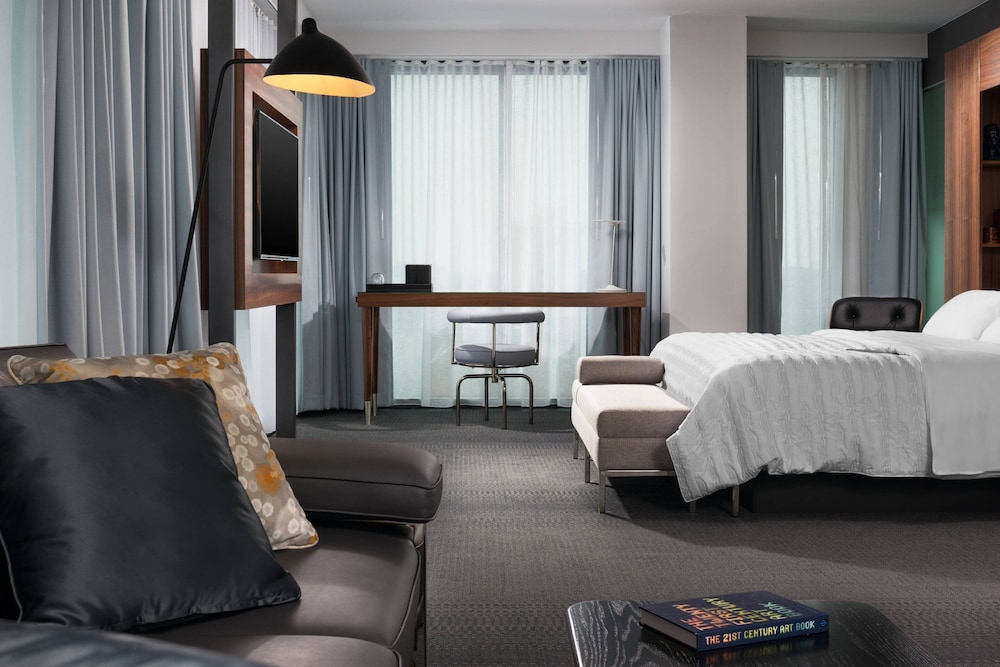 Deluxe Suite, 1 Bedroom, City View (Mobility/Hearing Access, Roll-In Shwr) photo 1