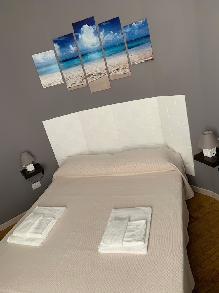 Basic Double Room, 1 Large Twin Bed photo 3