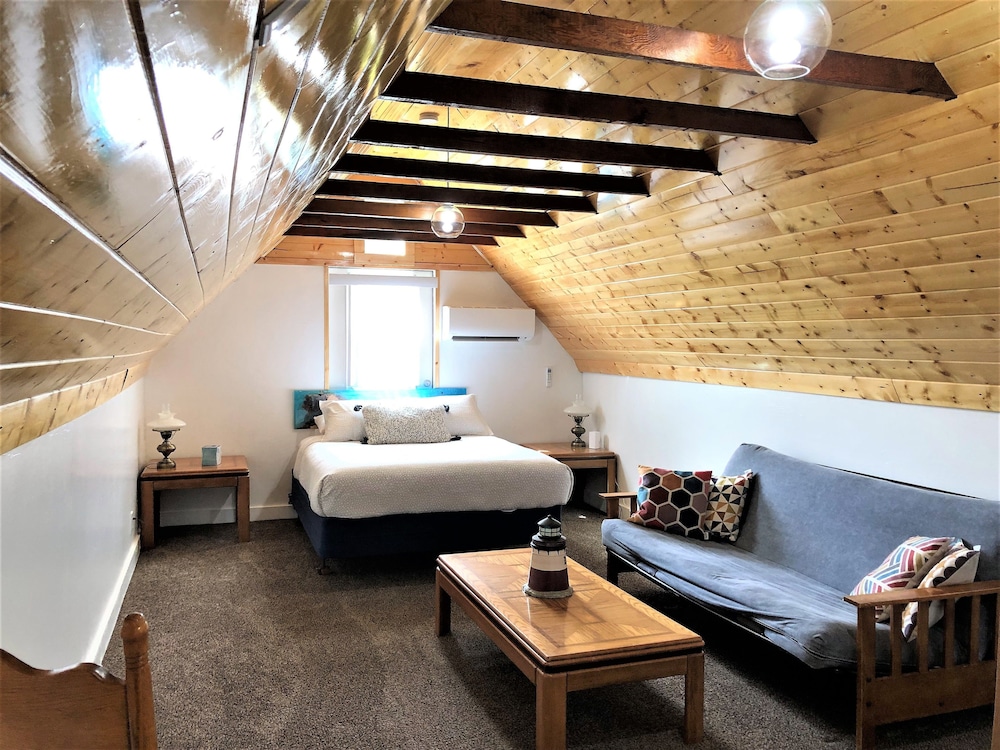 Loft, 2 Queen Beds, Non-Pet Friendly