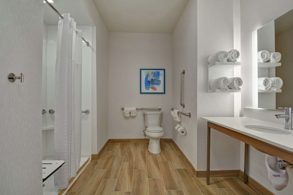 Room, 2 Queen Beds, Accessible (Roll-In Shower) photo 3