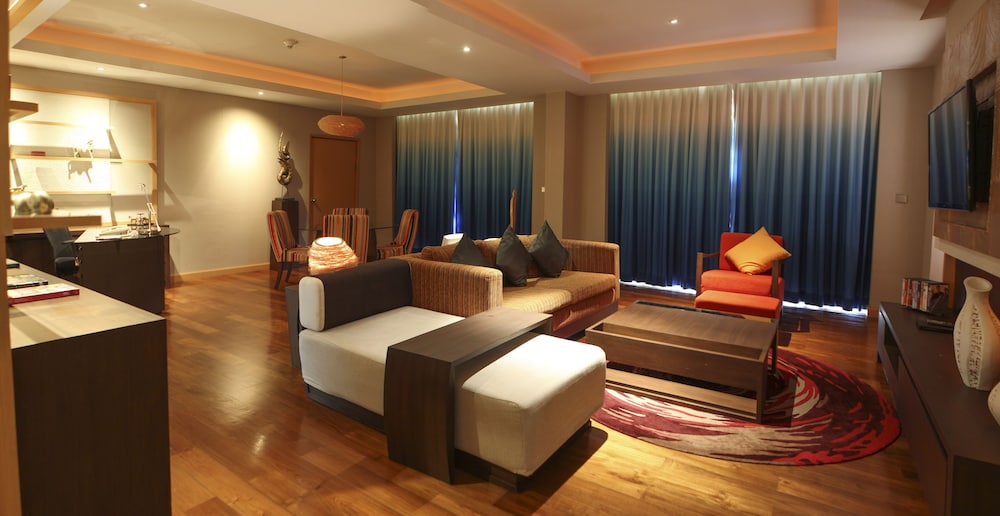 Suite, 1 King Bed, Balcony, Sea View photo 2