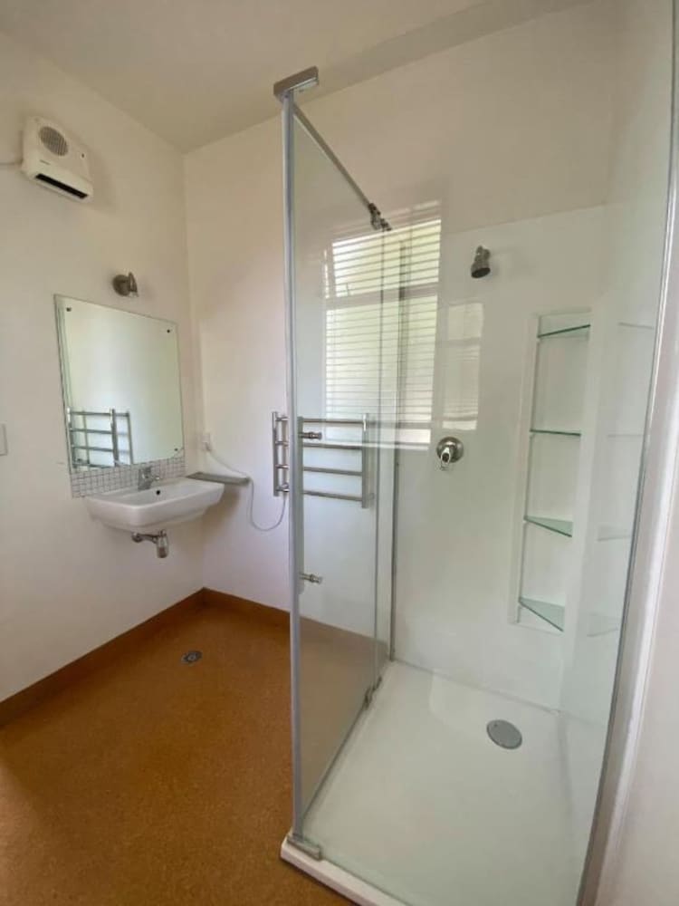 Deluxe Suite, 1 Bedroom (En Suites Queen) photo 2