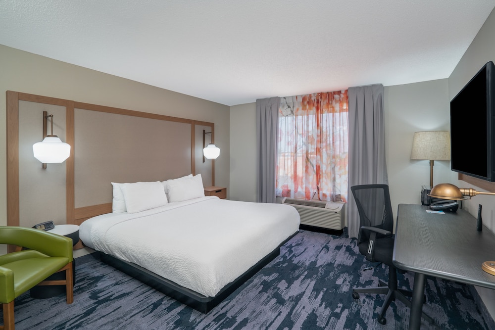 Room, 1 King Bed (Mobility/Hearing Access, Roll-In Shwr) photo 1