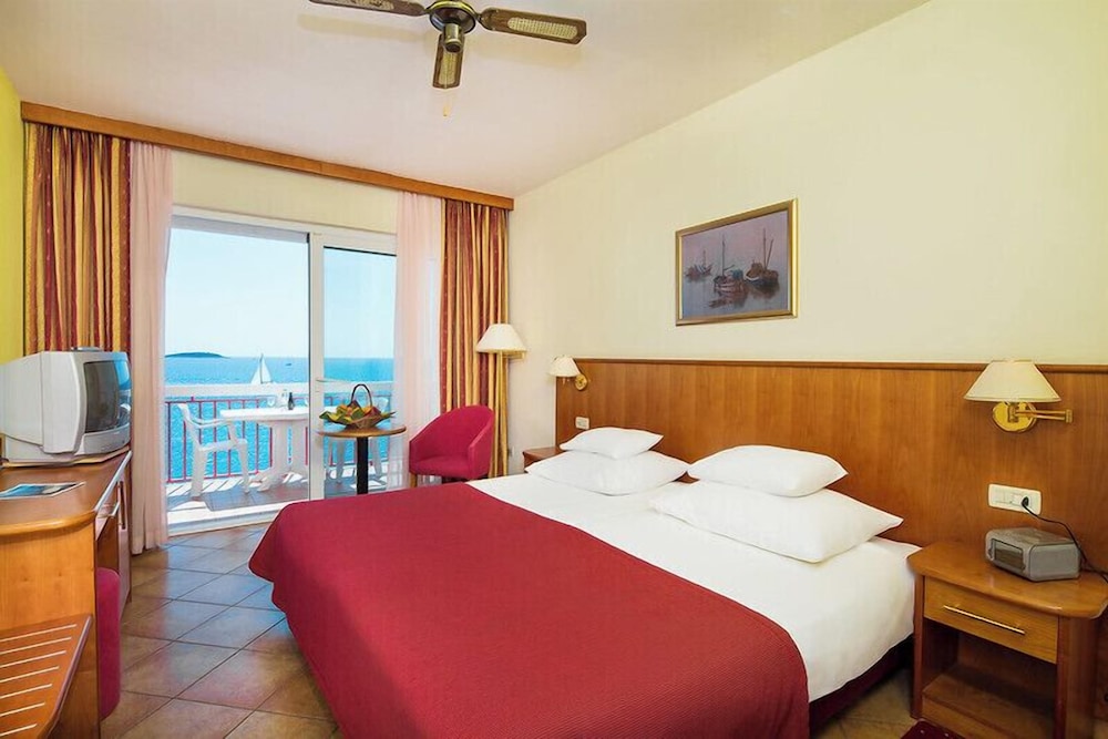 Premium Club room with Balcony, Sea View photo 3