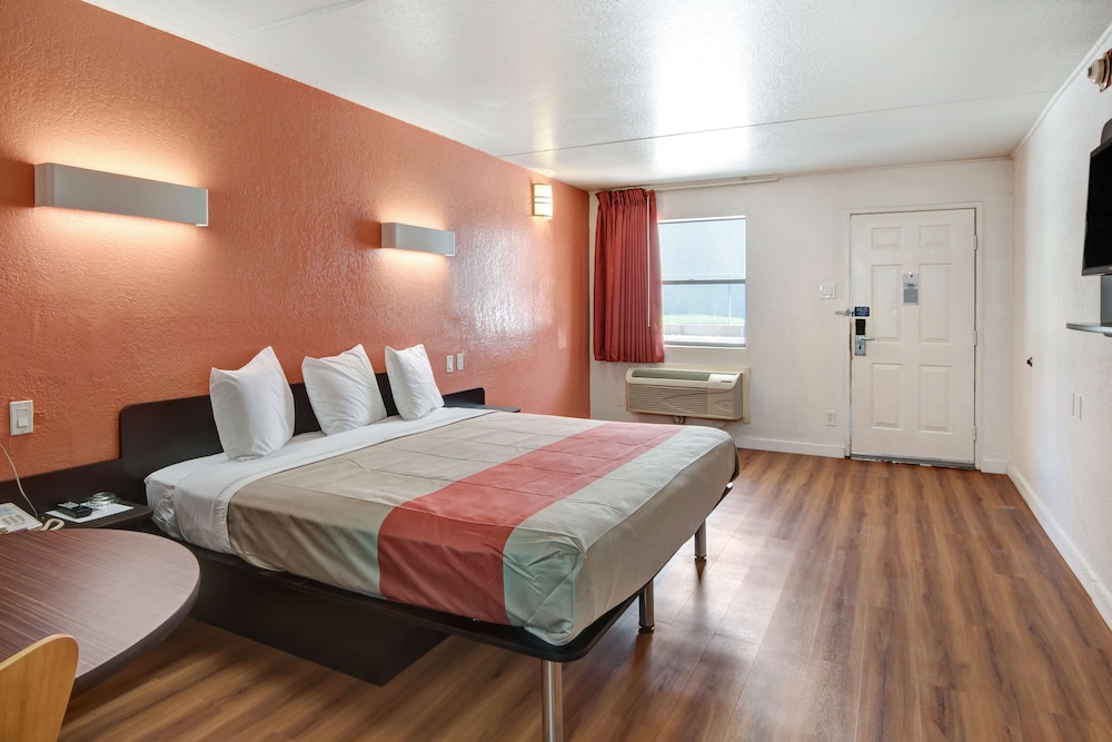 Standard Room, 1 King Bed, Smoking