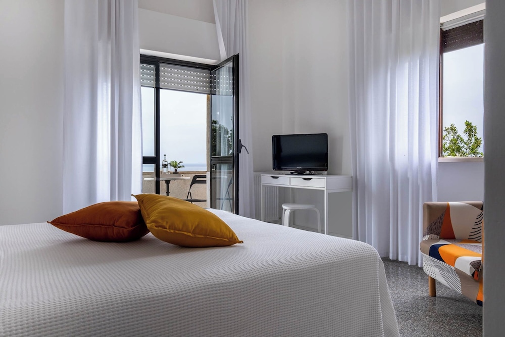 Classic Double or Twin Room, Sea View photo 3