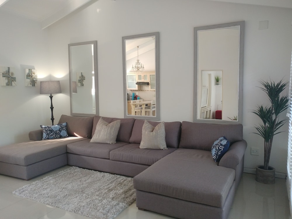 Executive Suite, 1 Queen Bed, Garden View (Marula Suite) photo 2
