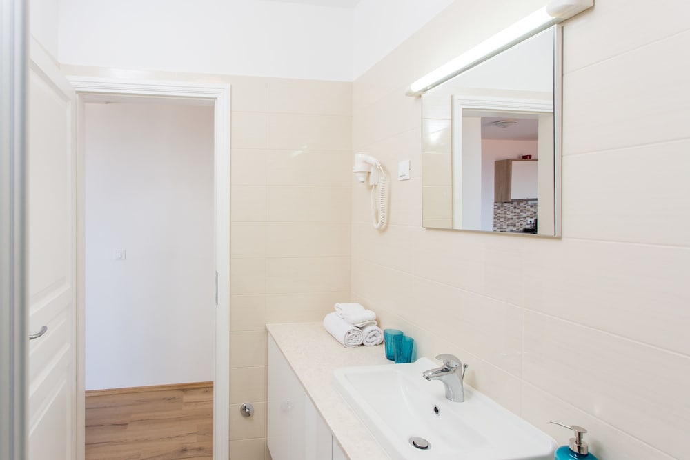 One-Bedroom Apartment with Balcony and Partial Sea View photo 3