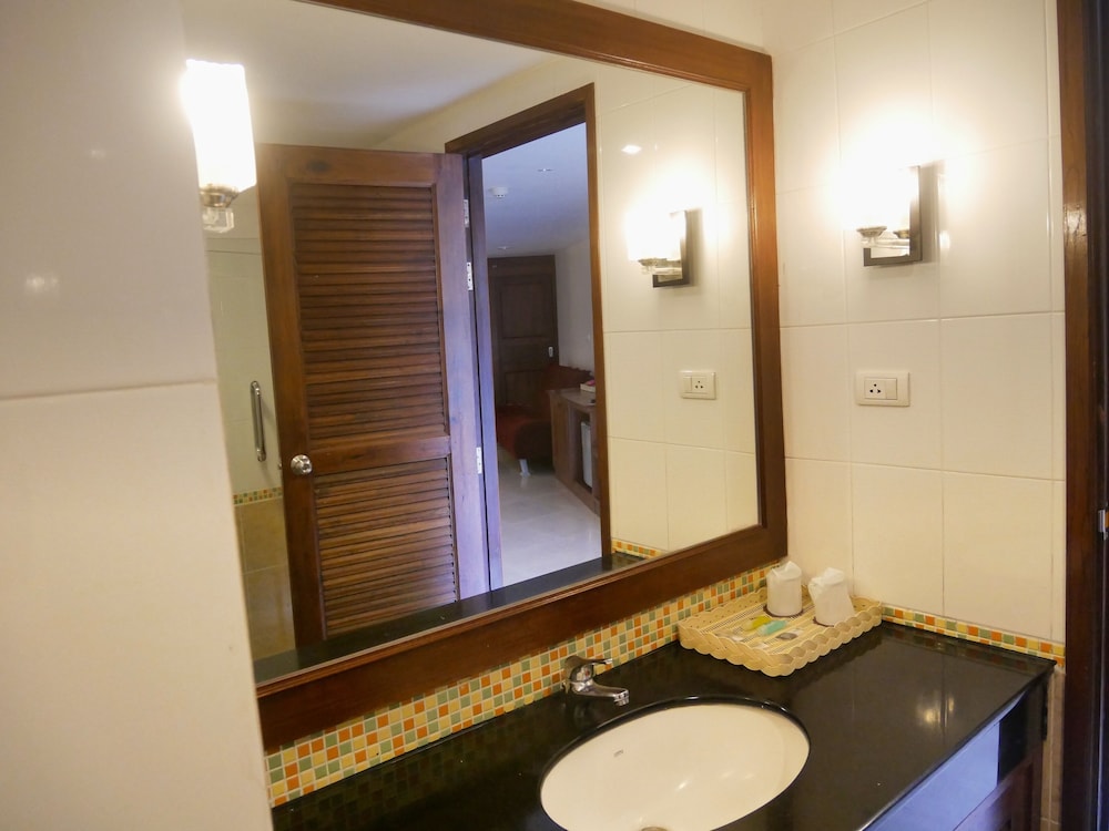 Triple Beds, Poolside - Photo 5