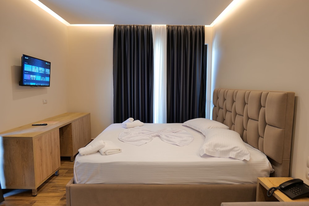 Deluxe Double Room, Partial Sea View photo 2