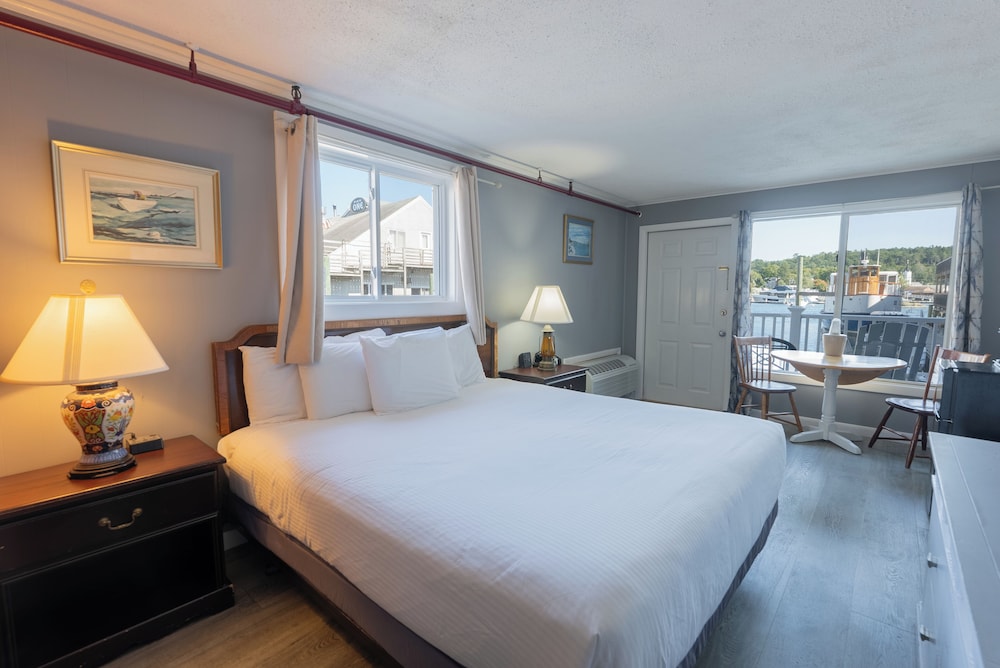 1 King Bed, Pets Allowed, Partial Ocean View