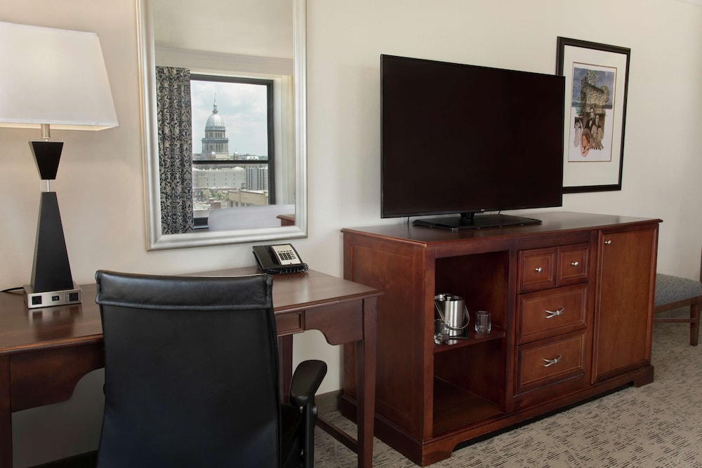Room, 1 King Bed, City View, Corner - Photo 2