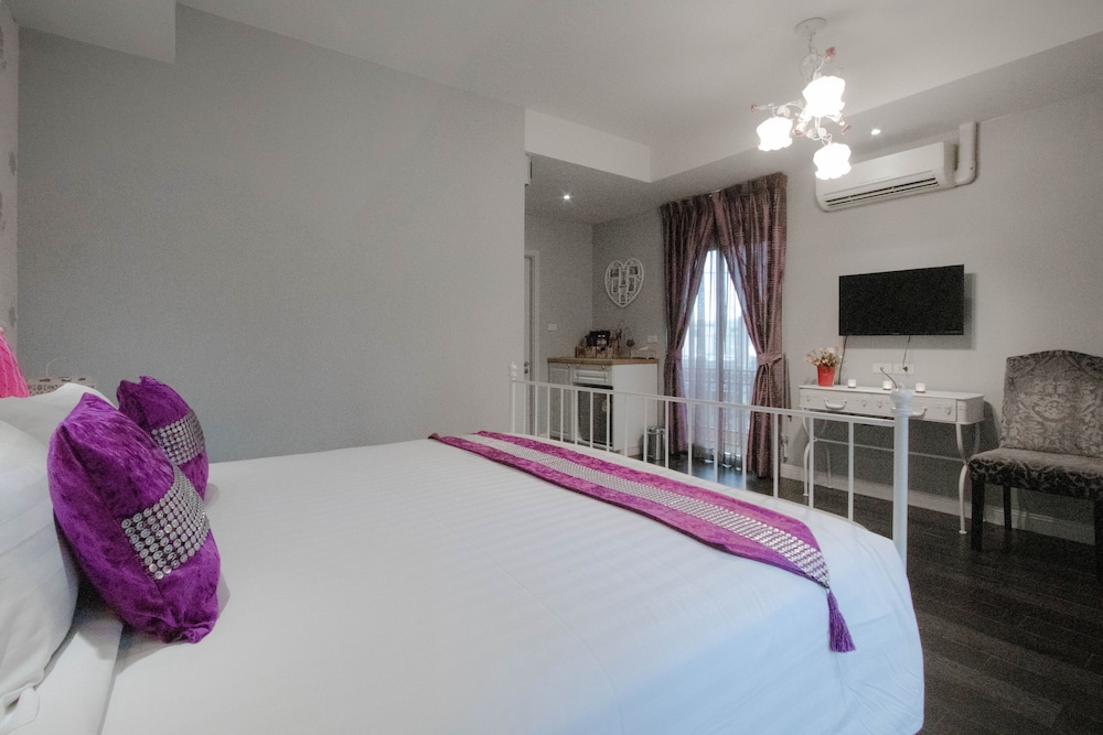 Premium Queen Room photo 2