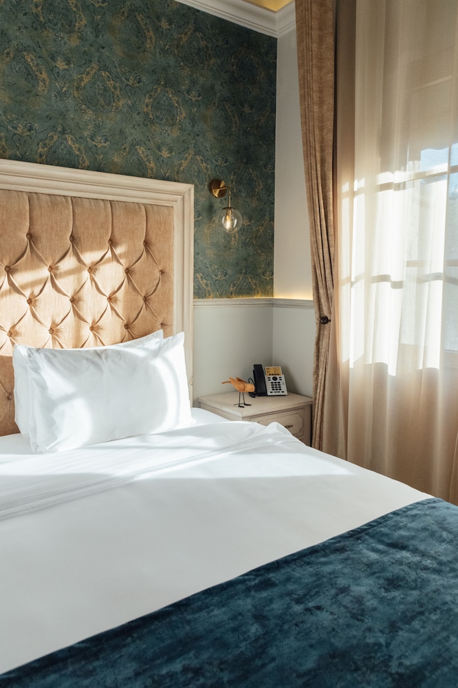 Suite, 1 King Bed, Balcony (Cathedral View) - Photo 3