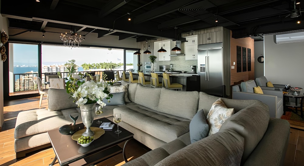 3 Bed 3 Bath First Class Penthouse + Jacuzzi