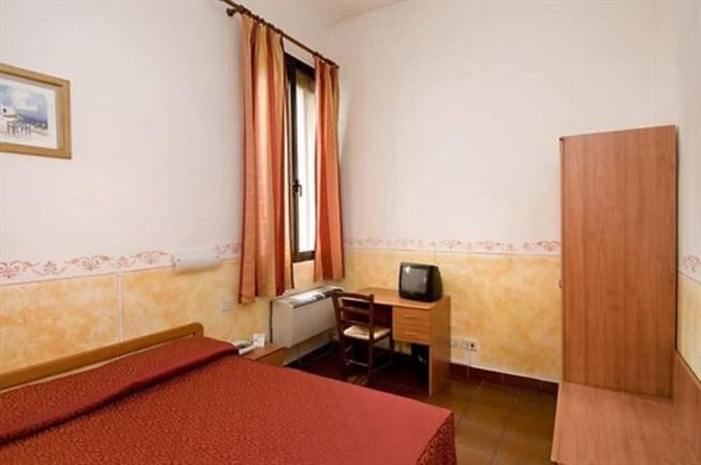Economy Double Room, Shared Bathroom photo 3