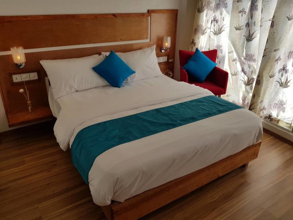 Deluxe Room, 1 Queen Bed, Non Smoking photo 2