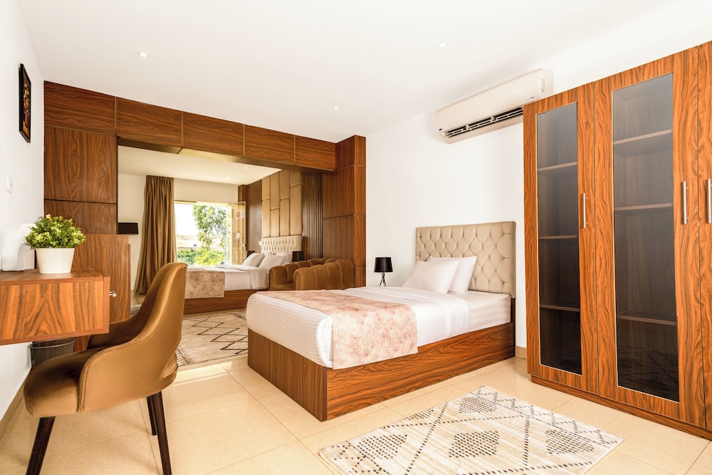Deluxe Room Pyramids View