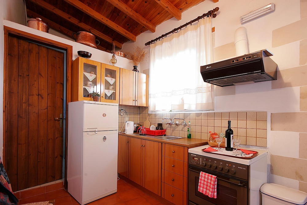 House, 2 Bedrooms photo 3