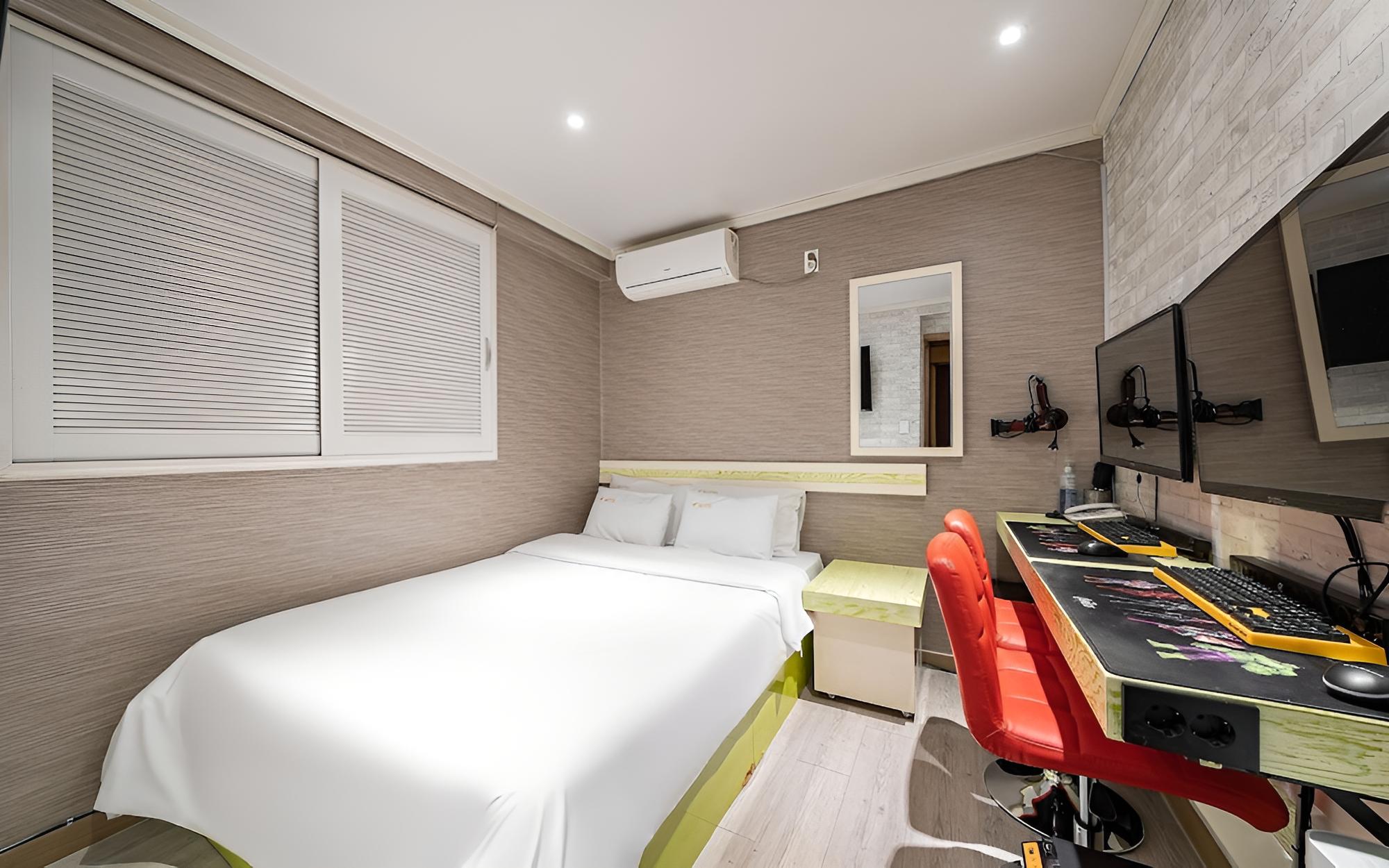 Room (Couple PC - B)