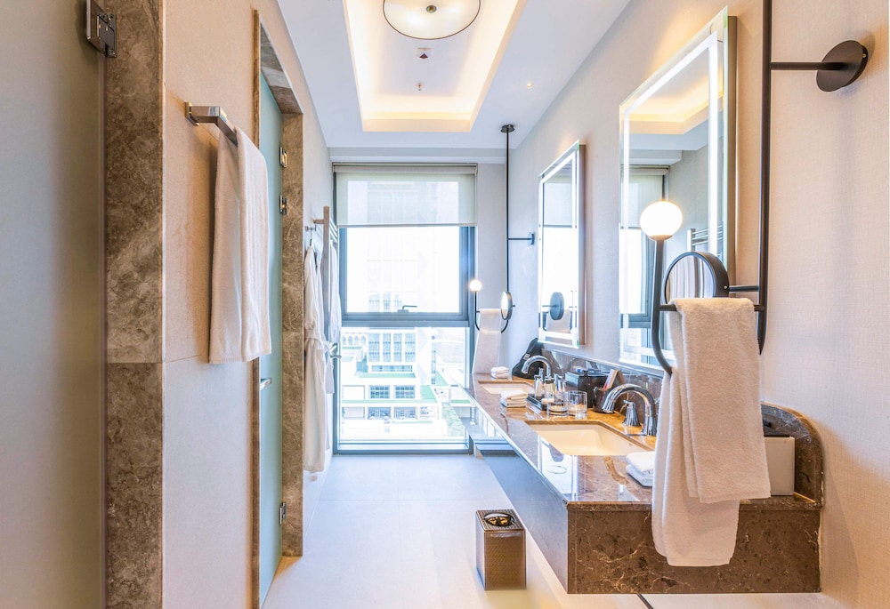 Suite with Balcony, Canal View - Photo 2