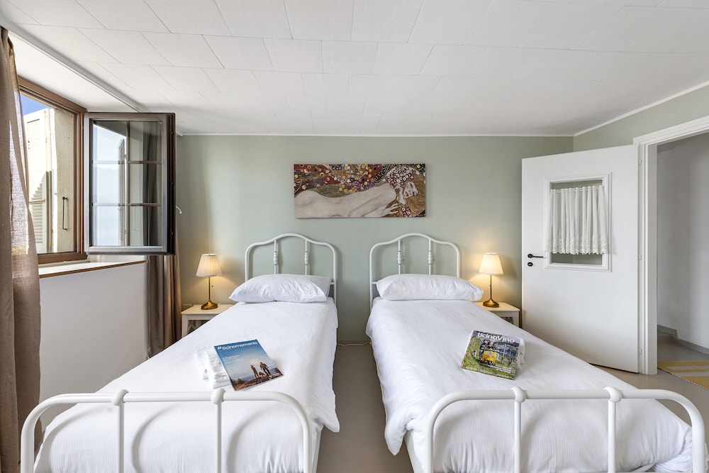 Family Apartment, Multiple Bedrooms, Lakeside (Casa Matilde 2) photo 3