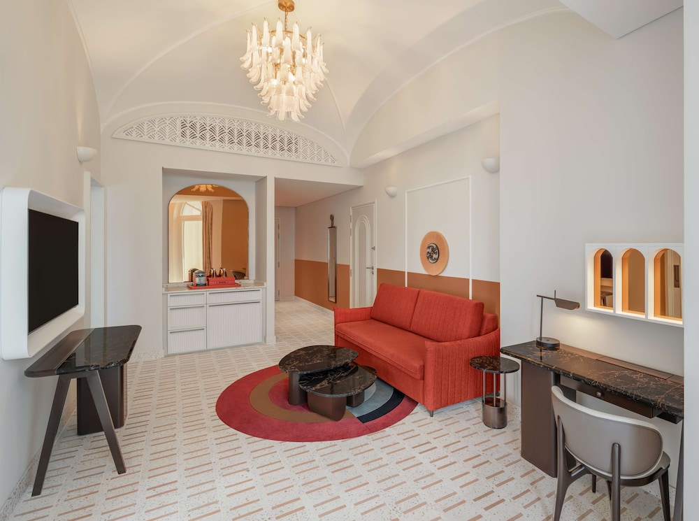 Suite, 1 King Bed - Photo 3