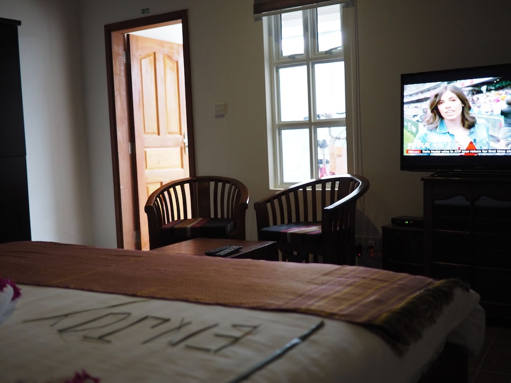 Premium Suite, 1 King Bed photo 2