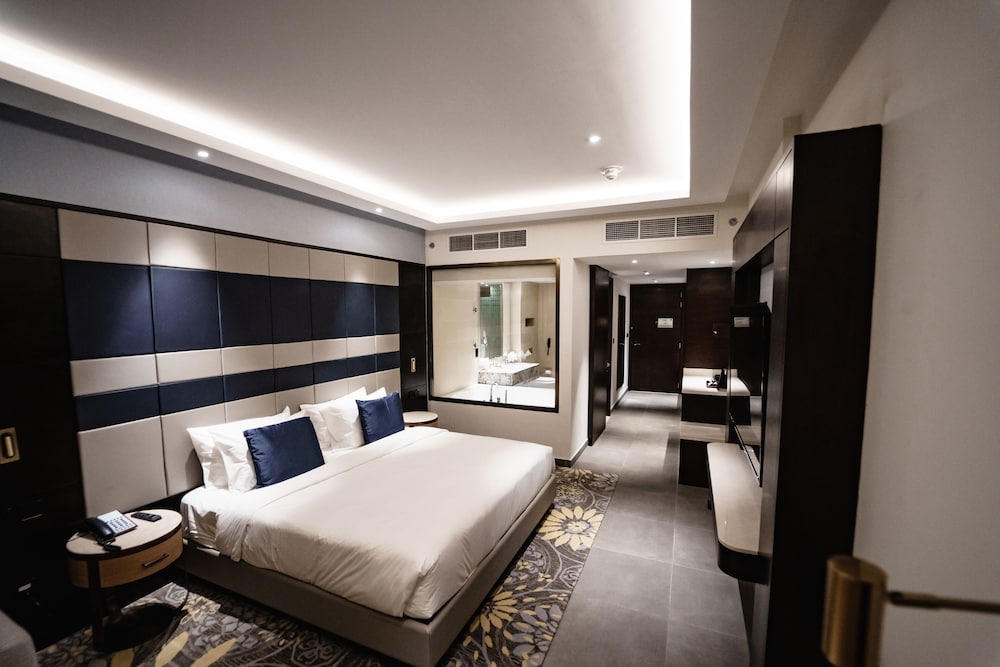 Luxury King Suite With Living Room- Canal View photo 2