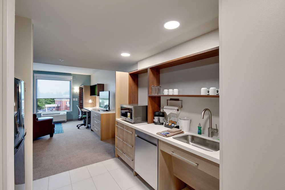 Suite, 1 King Bed, Accessible, Bathtub - Photo 4