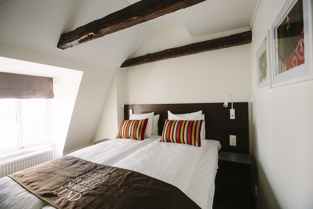 Junior Suite, 1 Queen Bed, Non Smoking (with Sofabed) thumbnail 6