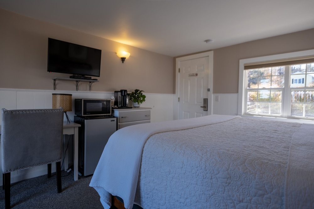 Comfort Room, 1 King Bed, Partial Lake View photo 2
