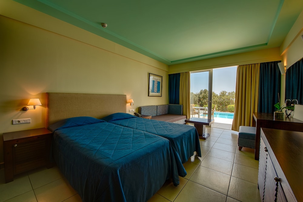 Deluxe Twin Room Swim-Up Side Sea View photo 2