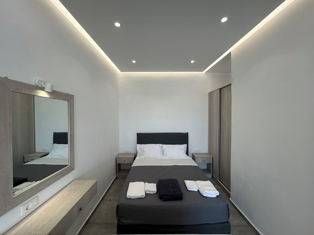 One Bedroom Apartment with Outdoor Hot Tub Sea and Sunset View
