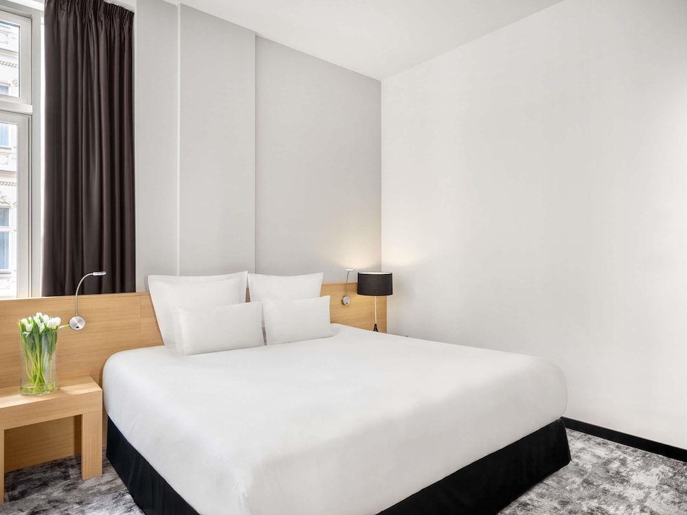 Suite, 1 Queen Bed thumbnail 6